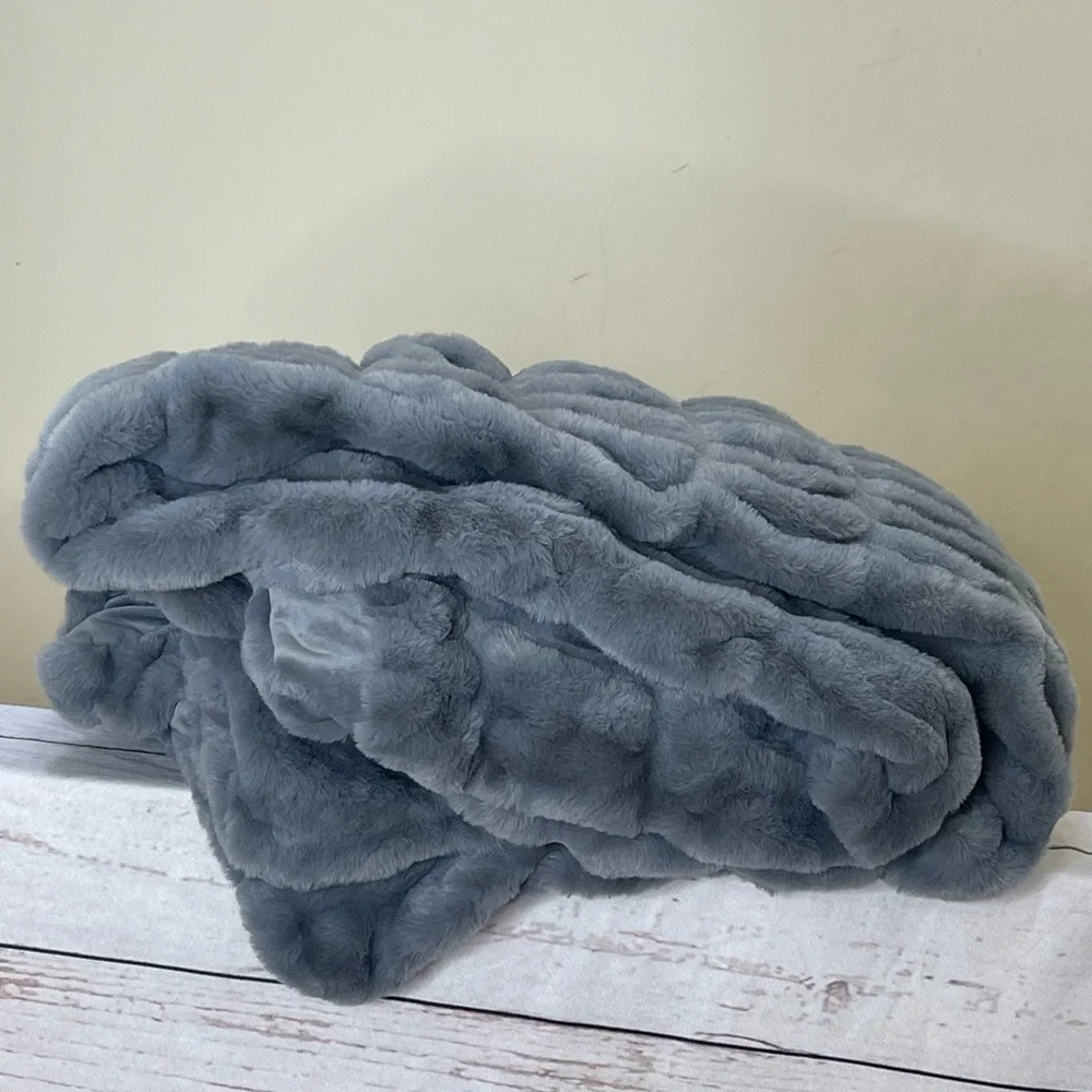 Luxurious Faux Fur Throw Blanket in Gray